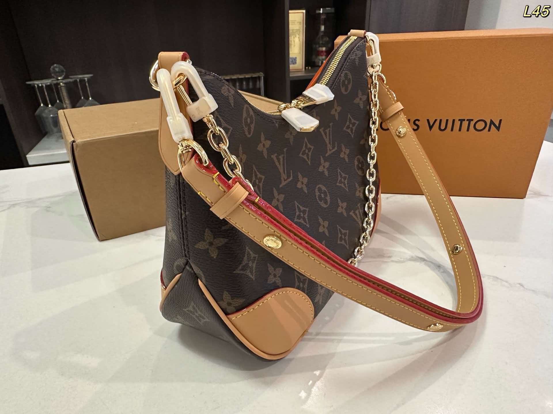 义图片ALT标签 英文：Monogram LV Boulogne hobo bag with black leather corner patches, polished gold chain hardware